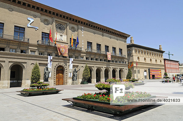 Rathaus  Lonja  Museum  Plaza del Pilar  Platz  Zaragoza  Saragossa  Aragon  Kastilien  Spanien  Europa