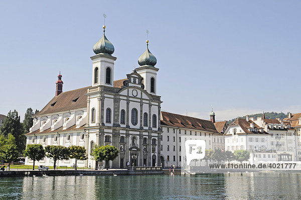 Jesuitenkirche  Fluss Reuss  Altstadt  Luzern  Schweiz  Europa