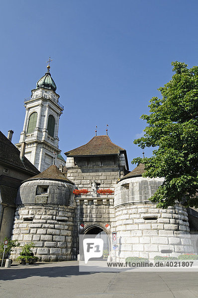 Baseltor  Stadttor  Stadtmauer  Stadtbefestigung  Kirchturm  St Ursen  Kathedrale  Solothurn  Schweiz  Europa