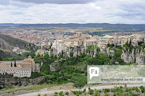 Übersicht  Tal  Stadtansicht  Häuser  Hotel Parador  Cuenca  Kastilien La Mancha  Spanien  Europa