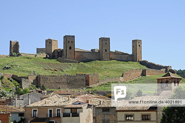 Castillo Alcazar  Burg  Türme  Berg  Stadt  Häuser  Dächer  Altstadt  Molina de Aragon  Kastilien La Mancha  Spanien  Europa