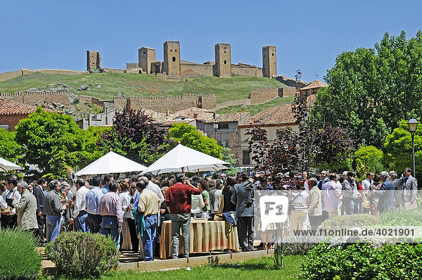 Menschen  Fiesta  Fest  Volksfest  Gastronomie  Geselligkeit  Dorfplatz  Castillo Alcazar  Burg  Türme  Berg  Molina de Aragon  Kastilien La Mancha  Spanien  Europa