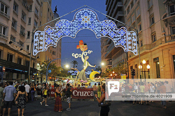 Hogueras de San Juan  Fogueres de Sant Joan  Fiesta  Volksfest  Pappfiguren  Pappmache  bunte Lichter  Menschen  Straße  Abend  Nacht  Alicante  Costa Blanca  Spanien  Europa