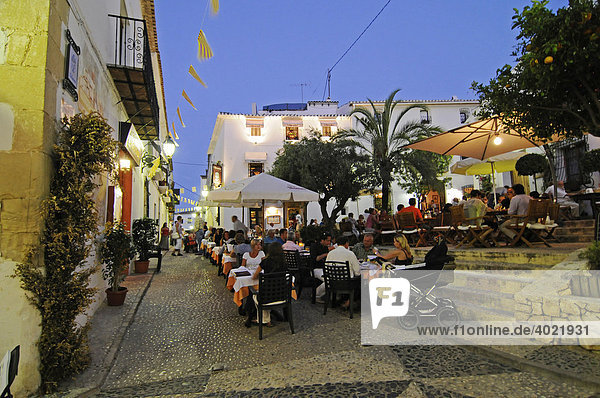 Straßencafe  Restaurant  Menschen  essen  Gastronomie  Platz  Altstadt  Abend  Altea  Costa Blanca  Alicante  Spanien  Europa