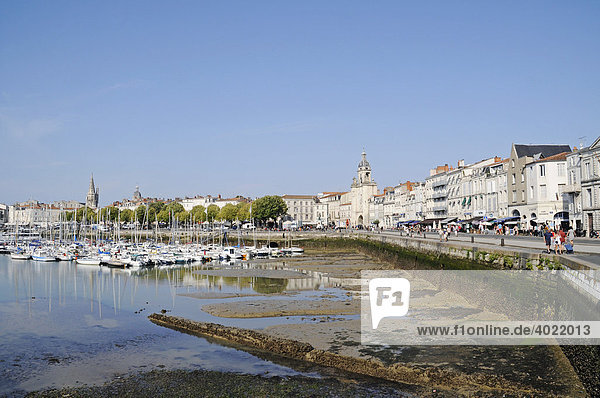 Schiffe  Hafen bei Ebbe  Uferpromenade  La Rochelle  Poitou Charentes  Frankreich  Europa