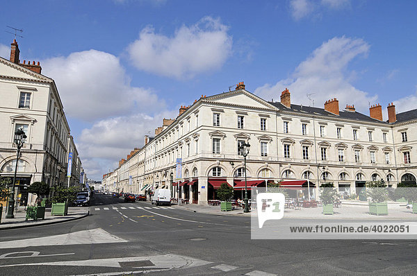 Geradlinige Straßenzüge  Straßen  Platz  Straßencafe  historische Gebäude  Orleans  Centre  Frankreich  Europa