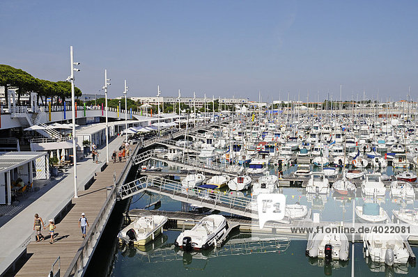 Schiffe  Hafen  Uferpromenade  Royan  Poitou Charentes  Frankreich  Europa