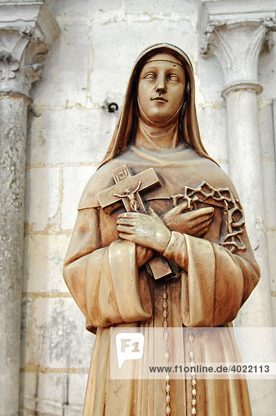 Kreuz  Heiligenfigur  blinde Augen  Kathedrale Notre Dame  Amiens  Picardie  Frankreich  Europa