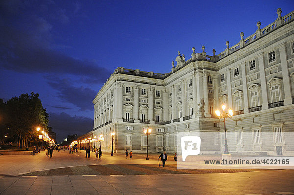 Fassade  Palacio Real  Königspalast  Plaza de Oriente  Abendlicht  Madrid  Spanien  Europa