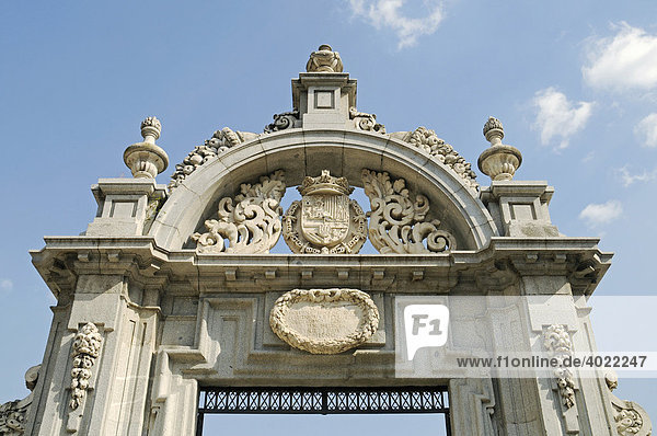 Puerta de Felipe lV  Wappen über Tor  Eingang  Retiro  Park  Madrid  Spanien  Europa