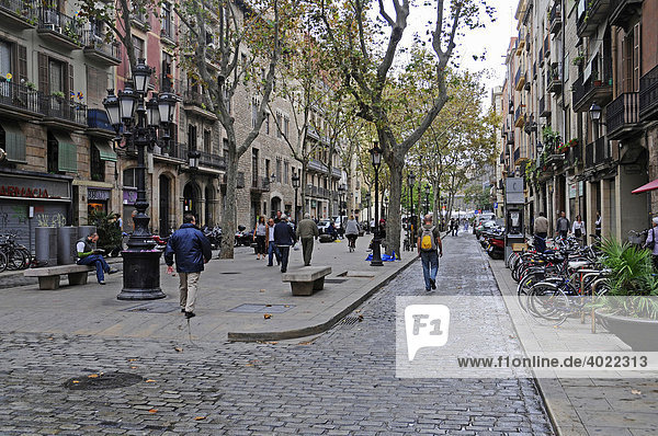 Menschen  Straßenszene  Wohnhäuser  Stadtteil La Ribera  Barcelona  Katalonien  Spanien  Europa