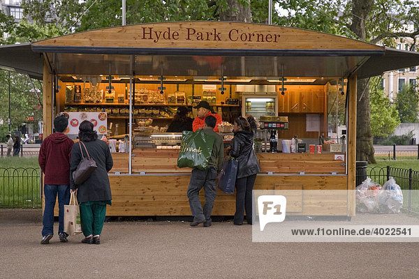 Imbissstand Hyde Park Corner   Personen  Harrods Einkaufstasche  Hyde Park  London  England  Großbritannien  Europa