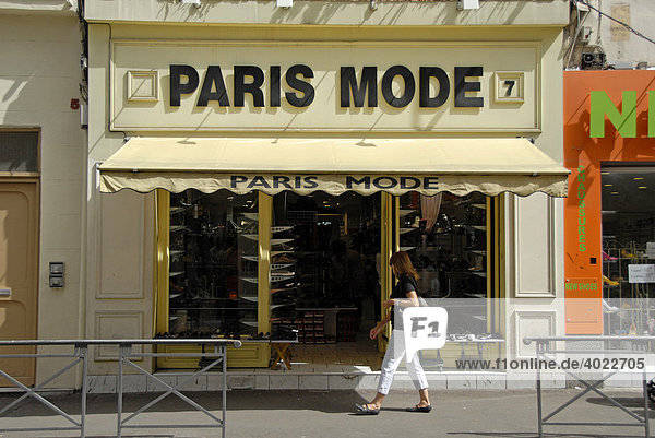 Frau vor Modegeschäft  Altstadt  Marseillle  Bouches-du-RhÙne  Provence-Alpes-CÙte d'Azur  Frankreich  Europa