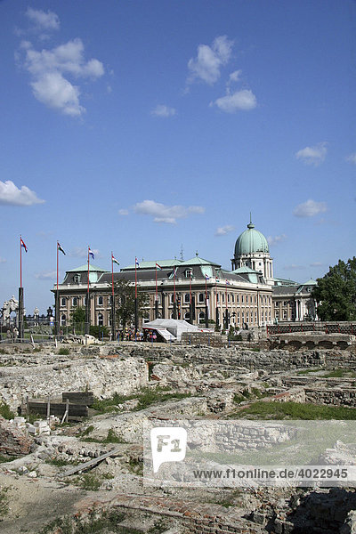 Römische Ausgrabungen im Burgviertel  hinten der Burgpalast  Budapest  Ungarn  Europa