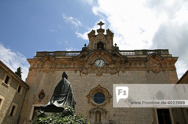 Denkmal von Bischof Pere-Joan Campins  Klosterkirche  Klosteranlage Lluc  Santuari de Lluc  Wallfahrtskirche  Pilgerherberge  Escorca  Mallorca  Balearen  Spanien  Europa