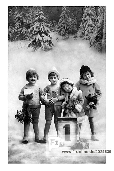 Historische Neujahrsgrußkarte  Gruppe von vier Kindern im Schnee mit Geschenk  Brief  Blumen  Fliegenpilz und einer Eins