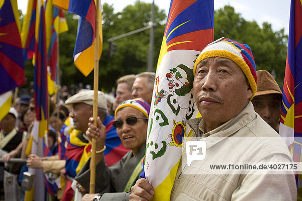 People demonstrating their solidarity with the Dalai Lama in front of the Brandenburg Gate  Berlin  Germany  Europe