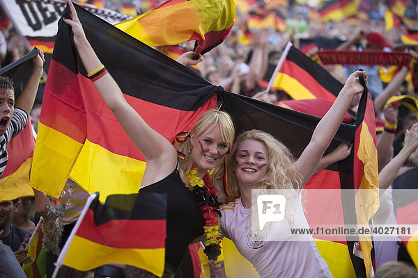 Weibliche Fans mit Deutschlandflagge schauen das Finalspiel der Fußball EM auf der Berliner Fanmeile  Berlin  Deutschland  Europa