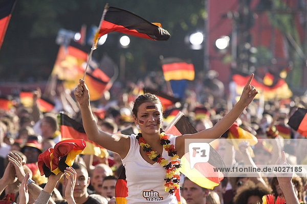 Fans mit Deutschlandfahnen schauen das Finalspiel der Fußball EM auf der Berliner Fanmeile  Berlin  Deutschland  Europa