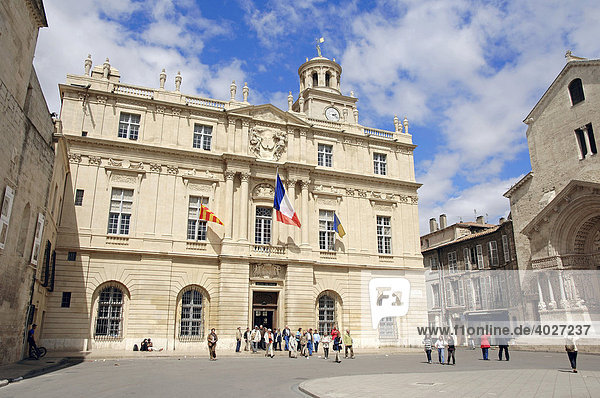 Hotel de Ville  Rathaus und Kathedrale Saint Trophime  Place de la Republique  Arles  Bouches-du-Rhone  Provence-Alpes-Cote d'Azur  Südfrankreich  Frankreich  Europa