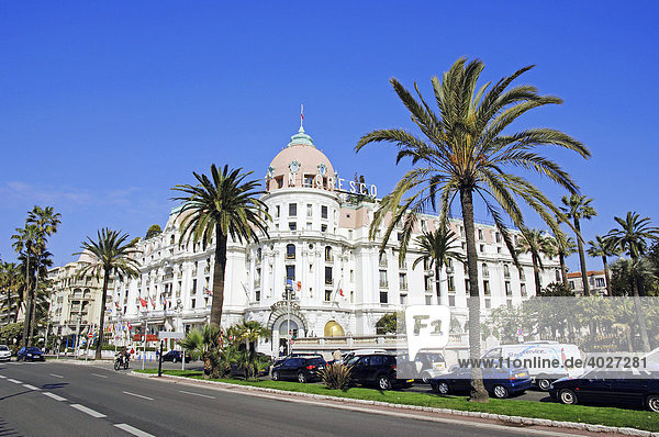 Hotel Negresco und Palmen  Nizza  Alpes-Maritimes  Provence-Alpes-Cote d'Azur  Südfrankreich  Frankreich  Europa