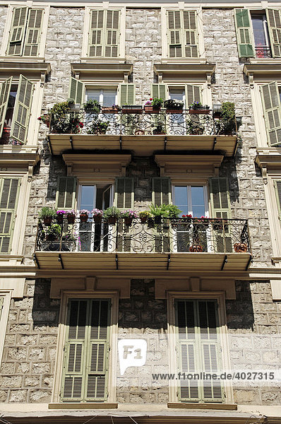 Haus mit Balkonen  Nizza  Alpes-Maritimes  Provence-Alpes-Cote d'Azur  Südfrankreich  Frankreich  Europa