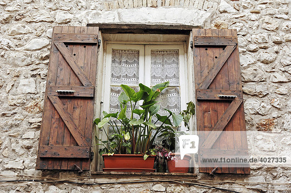 Fenster mit Fensterläden  La Colle sur Loup  Alpes-Maritimes  Provence-Alpes-Cote d'Azur  Südfrankreich  Frankreich  Europa