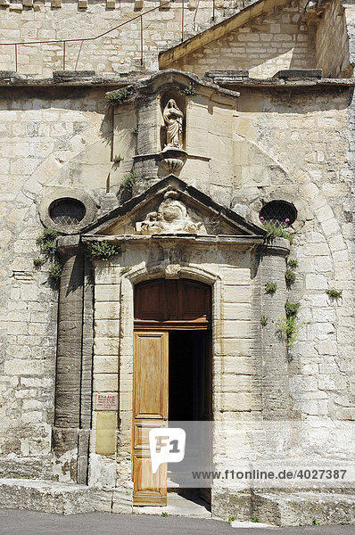 Eingang der Kirche Notre-Dame  Venasque  Vaucluse  Provence-Alpes-Cote d'Azur  Südfrankreich  Frankreich  Europa