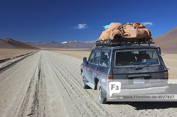 Jeep  fährt durch Landschaft  Altiplano  Bolivien  Südamerika