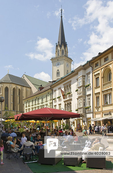 Fußgängerzone in Villach  hinten die Stadtpfarrkirche St. Jakob  Kärnten  Österreich  Europa