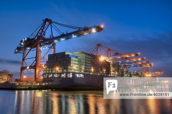 Ein Containerschiff liegt bei Nacht im Hamburger Hafen  Containerterminal Eurokai  Hamburg  Deutschland  Europa