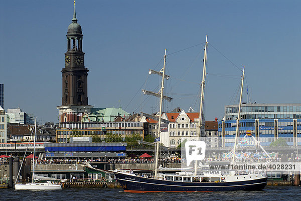 Segelschiffe auf dem Hafengeburtstag in Hamburg  Deutschland  Europa