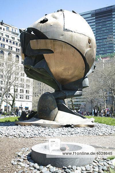 Goldene Kugel The Sphere des deutschen Bildhauers Fritz Koenig aus dem World Trade Centers  überstand schwer beschädigt den Einsturz der Türme  im Inneren der aufgerissenen Kugel wurden u.a. Wrackteile der in die Türme gestürzten Flugzeuge gefunden  wurde im März 2002 als temporäres Mahnmal im New Yorker Battery Park aufgestellt  Manhattan  New York City  USA