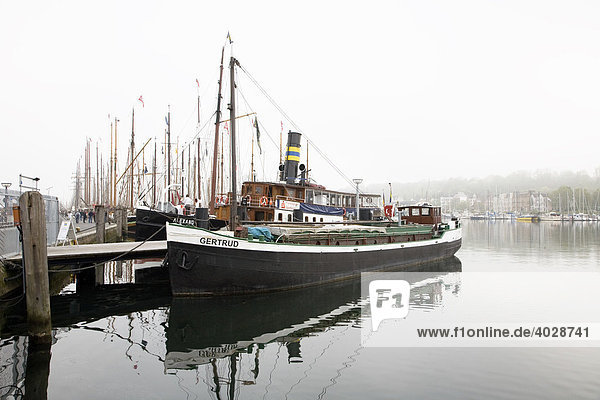 Ruhiger Hafen im frühen Morgennnebel  Museumshafen ist mit Traditionsseglern zur Rumregatta 2008 voll belegt  Flensburg  Schleswig-Holstein  Deutschland  Europa