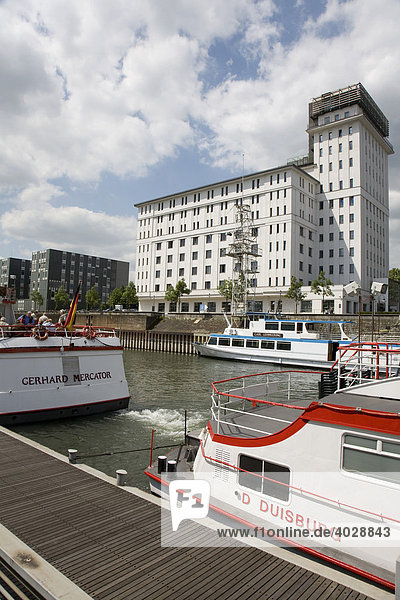 Innenhafen  Kontorhaus  Hafenrundfahrt  Duisburg  Nordrhein-Westfalen  Deutschland  Europa