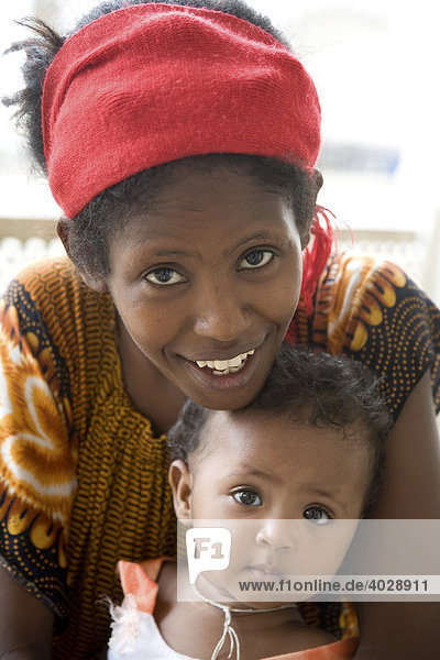 Junge Mutter  20-25 Jahre  mit ihrem Baby  Mädchen 1 Jahr  Eritrea  Afrika