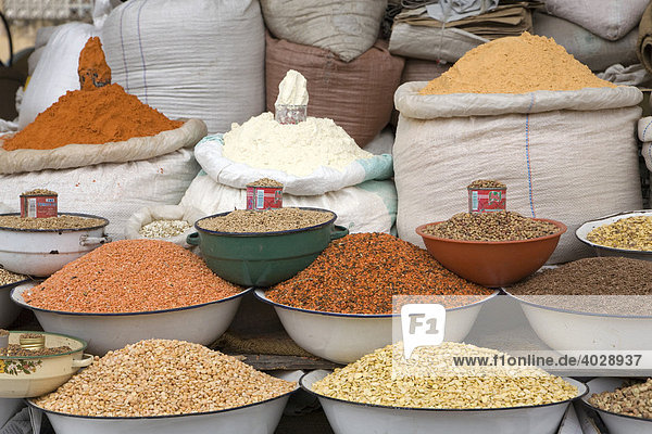 Verschiedene Hülsenfrüchte auf dem Markt  Asmara  Eritrea  Horn von Afrika  Ostafrika
