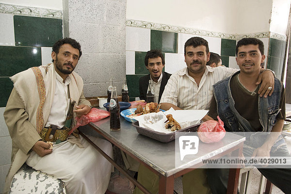 Männer beim Besuch im Schnellimbiss  Sana´a  Jemen  Naher Osten