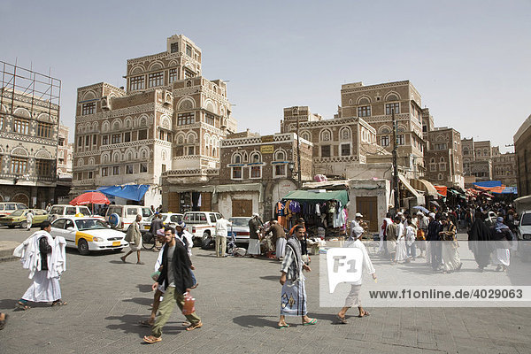 Suq  Lehmbauten  Händler  Platz am Bab El Yemen  Sana'a  Unesco Weltkulturerbe  Jemen  Naher Osten