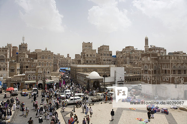 Buildings made of clay  square in front of the Bab El Yemen  souk  San‘a’  UNESCO World Heritage Site  Yemen  Middle East