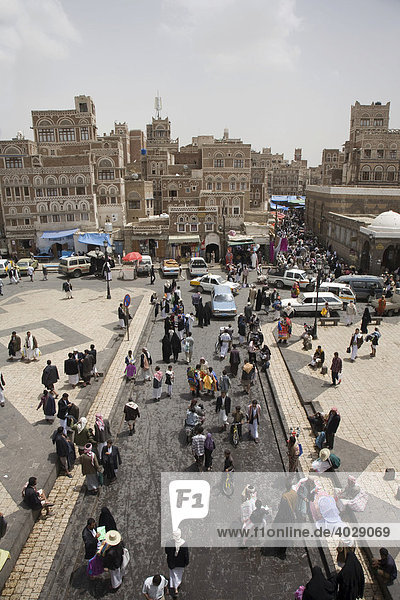 Lehmbauten  Platz am Bab El Yemen  Händler  Suq  Sana'a  Unesco Weltkulturerbe  Jemen  Naher Osten