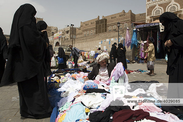 Textilbazar  Verkauf von Kleidung  Suq  Markt  Altstadt  Unesco Weltkulturerbe  Sana'a  Jemen  Naher Osten