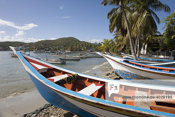 Fischerboote am Strand von Pampatar  Isla Margarita  Karibik  Venezuela  Südamerika