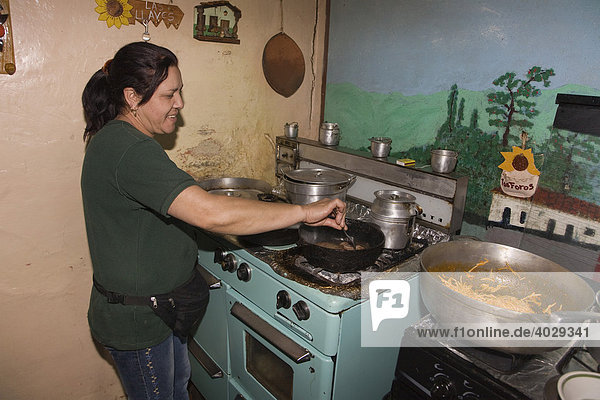 Köchin kocht in Küche eines kleinen Restaurants  Sierra Nevada  Anden  Venezuela  Südamerika