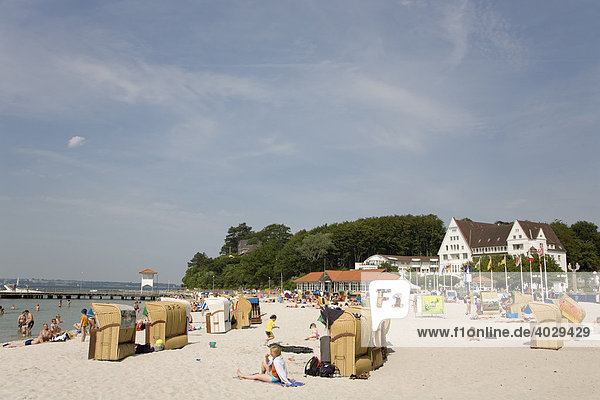 Sandstrand mit Urlaubern und Liegestühlen an der Flensburger Förde  Glücksburg  Ostsee  Schleswig-Holstein  Norddeutschland  Deutschland
