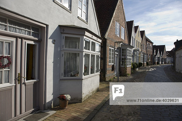 Straße mit Kopfsteinpflaster und Häuser mit Erkern in der historischen Altstadt von Tondern  Jütland  Dänemark  Nordeuropa