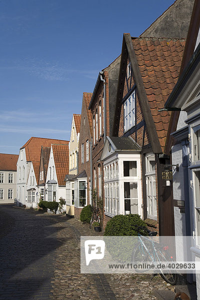 Straße mit Kopfsteinpflaster und Häuser mit Erkern in der historischen Altstadt von Tondern  Jütland  Dänemark  Nordeuropa  Europa