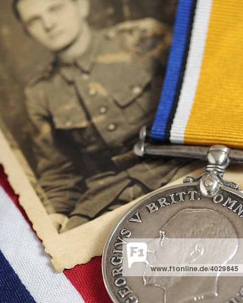 Britische Militärmedaille aus dem ersten Weltkrieg und das Foto eines Soldaten