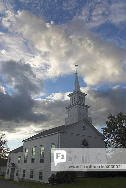 Dramatische Wolken über der Kirche von Craftsbury Common,  Vermont,  USA