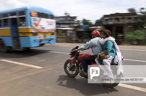 Wer es sich leisten kann  fährt in Howrah Motorrad  und das dann meistens ziemlich schnell und fernab jeder Verkehrsregel  Unfälle verlaufen oft tödlich  Howrah  Hooghly  Westbengalen  Indien